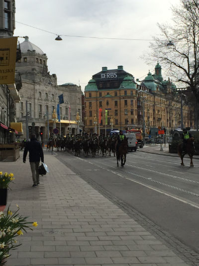 Stockholmspoliser på hästar med sabeln i högsta hugg